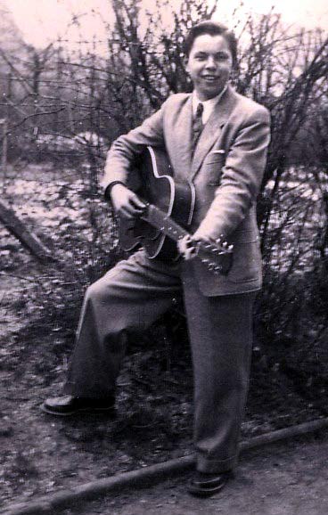 1953 Harald mit Gitarre